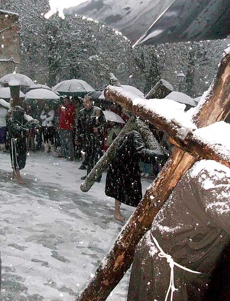 Los penitentes salen en La Granja de San Ildefonso a pesar de la nieve y las bajas temperaturas.| Ical