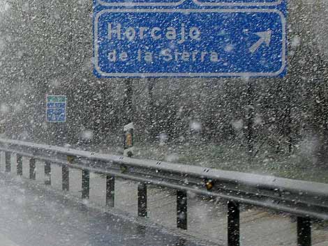 Nieve en los alrededores de Horcajo de la Sierra, al norte de la comunidad. | Efe