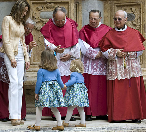 Las infantas Leonor y Sofía, recibidas al llegar a la tradicional misa de Pascua que se ha celebrado hoy en la catedral de Palma de Mallorca. | Efe