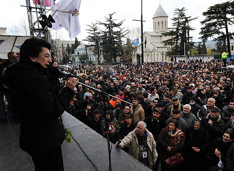La líder de la oposición, Ninó Burdzhanadze, en su mitín de protesta para exigir la dimsiión del presidente Mijaíl Saakashvili. |