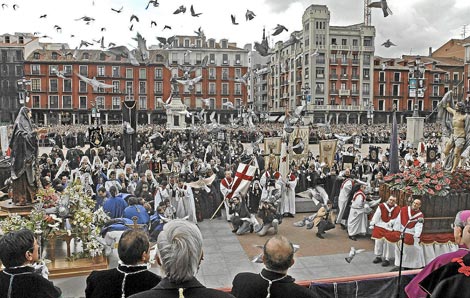 Suelta de palomas en la Procesin del Encuentro en la Plaza Mayor. | Carlos Espeso