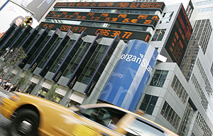 Un taxi pasa junto a la Fachada del edificio de Morgan Stanley en Times Square. (Foto: AP)