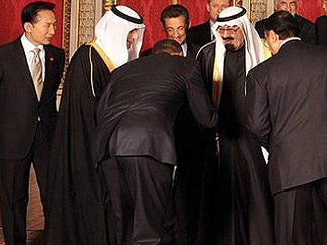Obama haciendo la polmica reverencia al rey saud.