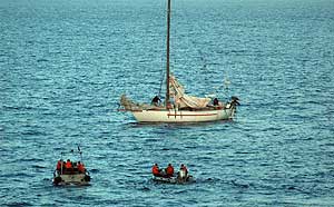 Dos patrulleras liberan un barco de recreo tomado por piratas en la costa de Somalia (Foto: Efe).