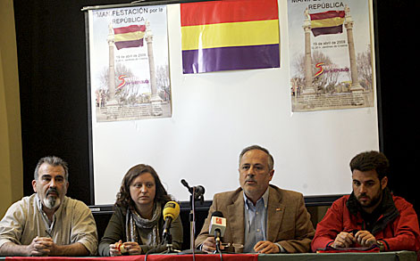 El concejal de IU Jos Manuel Garca, rodeado de miembros de 'Sevilla por la Repblica'. | E. L.