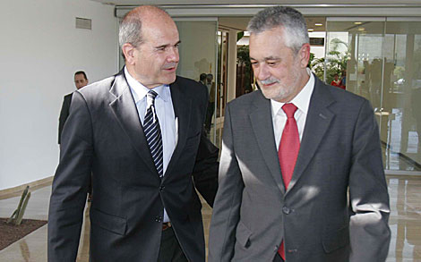 Manuel Chaves y Jos Antonio Grin, a su llegada a la reunin del comit director. | C. M.