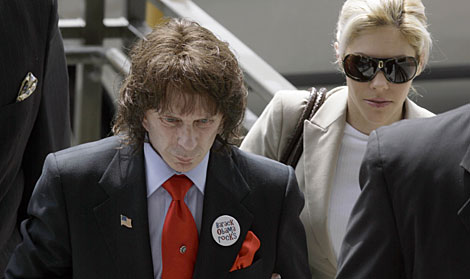 Spector entra en el tribunal con su esposa para or el veredicto. | AP