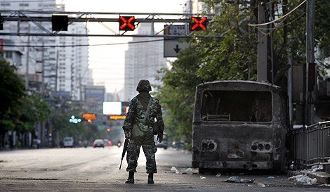 Un soldado, en una de las calles de Bangkok. | Ap