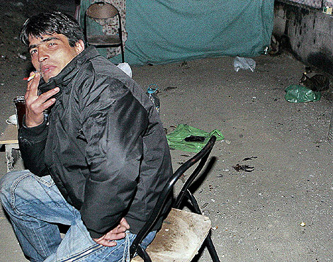 Un inmigrante de nacionalidad blgara junto a la chavola bajo tierra (Foto: scar Monzn)