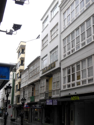 Ferrol: pisos modernos construidos sobre antiguas galeras de madera, a distintas alturas y paredes medianeras a la vista. | M. F.