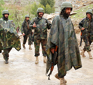 Soldados afganos patrullan a pie. | M. B.