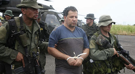 Dos policas escoltan a 'Don Mario' (centro) tras ser capturado. | Reuters
