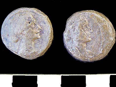 Dos de las monedas halladas con el rostro de Cleopatra. | Efe