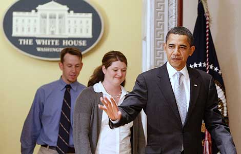 Barack Obama, acompaado de unos contribuyentes. | AP