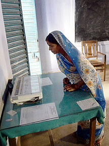 Una mujer, ante una de las mquinas de votacin. | Reuters