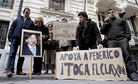 Los manifestantes, delante de la sede de la Cope, en Madrid. (Foto: Alberto Di Lolli)