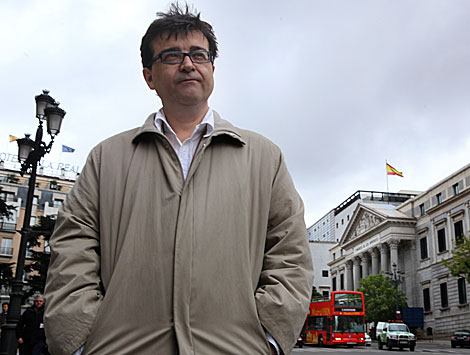 El escritor Javier Cercas, junto al Congreso de los Diputados. | Antonio Heredia