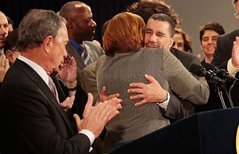 Paterson abraza a la concejala Quinn ante el alcalde Bloomberg. | AFP