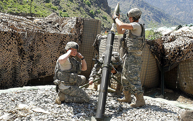 Soldados estadounidenses atacan con fuego de mortero una posicin talibn. | M.B.