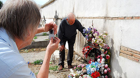 Tumba del 'noruego', siempre con flores. | M. A. Rodrguez