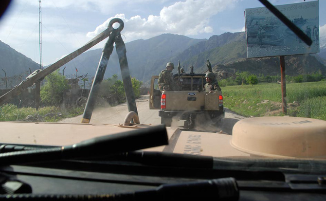 Foto tomada desde un blindado estadounidense durante una patrulla. Al fondo de la imagen, un vehiculo del ejercito afgano. | M. Bernab
