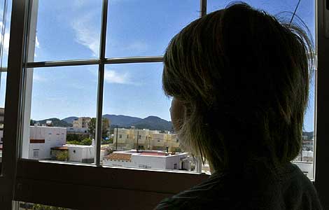 Olav mira por la ventana de su casa en Ibiza, donde su colegio, el Cervantes, no le permite examinarse en espaol. | T. Escobar