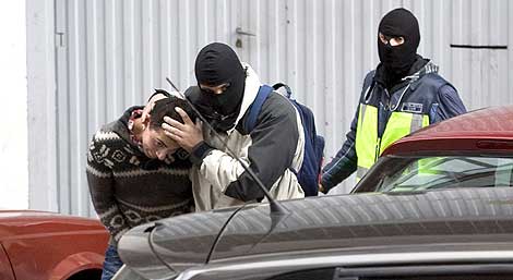 Miembros de la Polica Nacional conducen a uno de los detenidos en Vitoria. | Efe