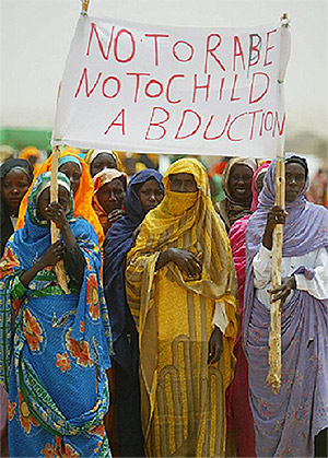 Protestas contra las violaciones en el campo de refugiados de Iridimi, en Chad, durante una visita del ex secretario general de la ONU, Kofi Annan. (Foto: AP)
