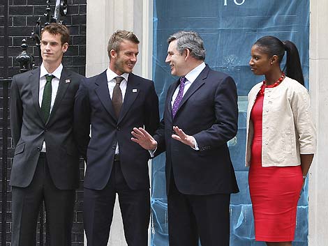 Andy Murray, David Beckham, Gordon Brown y Denise Lewis, en Downing Street. | Reuters