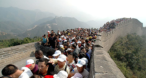 Cientos de personas durante una visita a la Gran Muralla. .| Afp