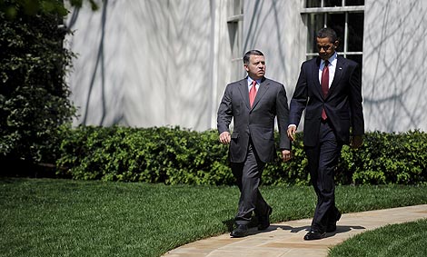 Obama pasea por los jardines de la Casa Blanca junto al rey Abdal de Jordania. | Efe