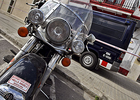 Motocicleta aparcada junto a uno de los locales registrados en Barcelona. | Efe
