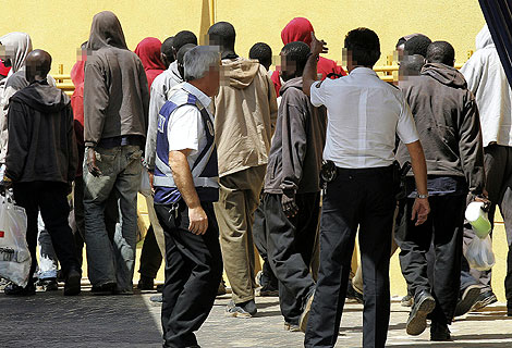 Un grupo de inmigrantes, a su llegada a un centro de internamiento. | B. Cordn