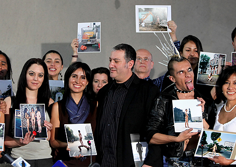 Spencer Tunick posa junto a varios modelos fotografiados en Mxico. | Ap
