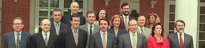 Imagen del primer Gobierno de Aznar, en la escalinata de Moncloa, en 1996 (Foto: Jos Ayma).