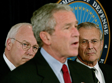 El ex vicepresidente Dick Cheney, el ex presidente George W. Bush y el es secretario de Defensa, Donald Rumsefeld. | Reuters