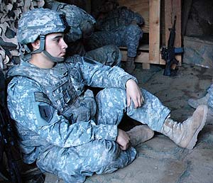 Un soldado, en el almacen de municiones.| M.B.