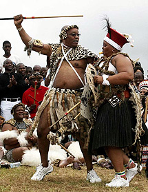 Jacob Zuma, bailando en una boda Zulu. | Ap
