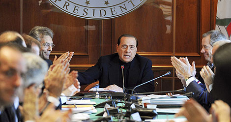 Berlusconi, durante el Consejo de Ministros en L'Aquila. | Reuters