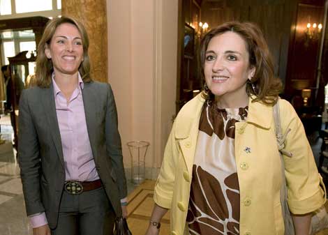 La presidenta del Parlamento, Arantza Quiroga, junto a Cristina Cuesta, de Covite. | Efe