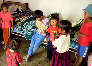 Un grupo de nios de un barrio marginal en Cochabamba. (Foto: W. Fernndez)