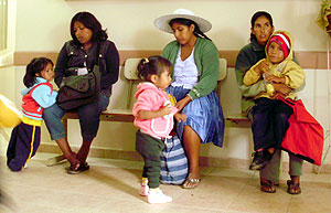 Tres madres y sus hijos esperando en un centro de salud. (Foto: W. Fernndez)