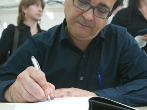 Javier Cercas firmando un ejemplar de 'Anatoma de un instante'. | Q. Garca