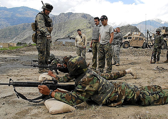 Un soldado estadounidense adiestra a varios miembros del Ejrcito afgano. | M.B.