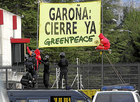 Un grupo de activistas de Greenpeace pide el cierre de la central. | N. Gonzlez