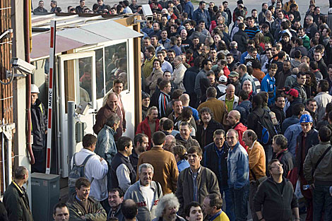Cientos de trabajadores se agolpan en la entrada del astillero. | Mitxi
