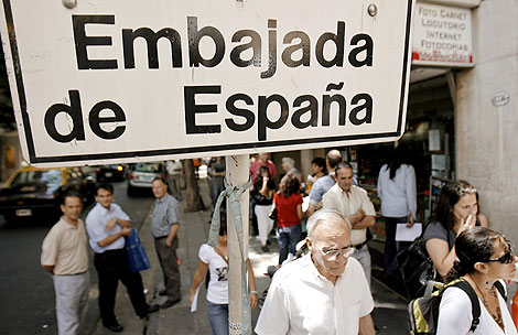Ciudadanos argentinos realizan cola ante la Embajada espaola en Buenos Aires. | Efe