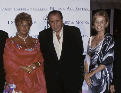 Sandra Bismarck (derecha) junto a Jess Gil y su esposa en el ao 2000. | elmundo.es