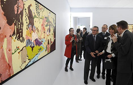Autoridades galas contemplan uno de los cuadros expuestos en el Grand Palais. | AFP