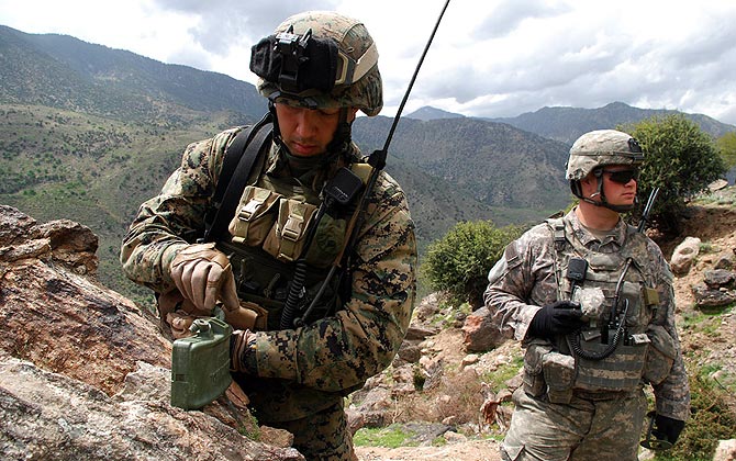 Un militar estadounidense coloca una mina antipersona en los alrededores de la base de Able Main. | M. Bernab